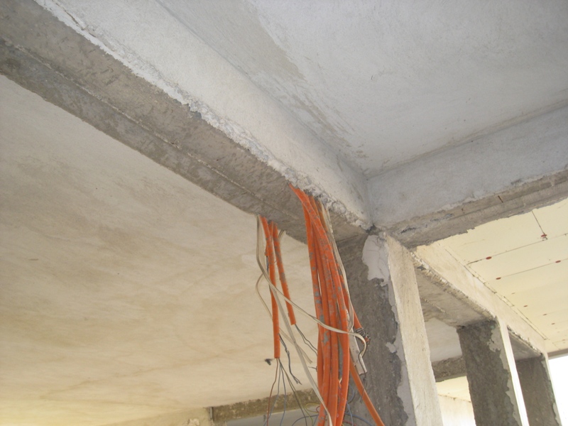 Conducciones por dentro de viga arquitecto técnico paterna, aparejador paterna, barbaridades en obras